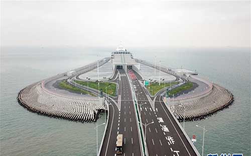 港珠澳大橋觀橋熱度升溫 湖北游客組團觀賞