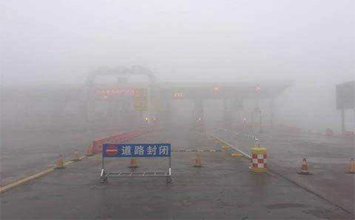 車主請(qǐng)注意：安徽部分高速公路入出口因大霧關(guān)閉(含服務(wù)區(qū)、加油站)