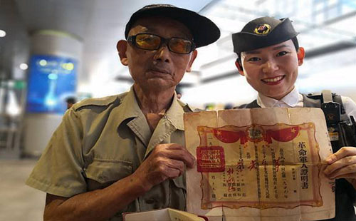抗美援朝老兵獨(dú)自乘車 武漢客運(yùn)段送上節(jié)日問(wèn)候