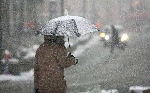 寒潮大舉南下 多地迎初雪 道路結(jié)冰黃色預(yù)警持續(xù)