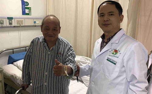 高齡老人換“人工髖” 術(shù)后第二天便能拄拐行走