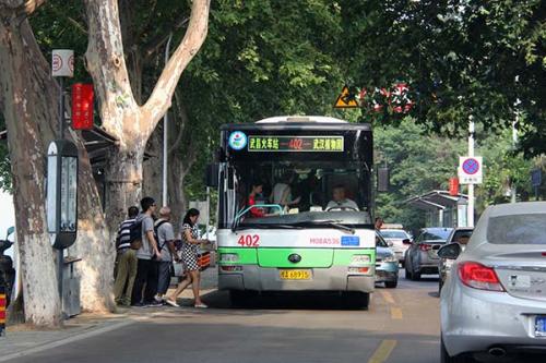 武漢公交233路暫停運(yùn)營(yíng) 785路調(diào)整運(yùn)營(yíng)走向